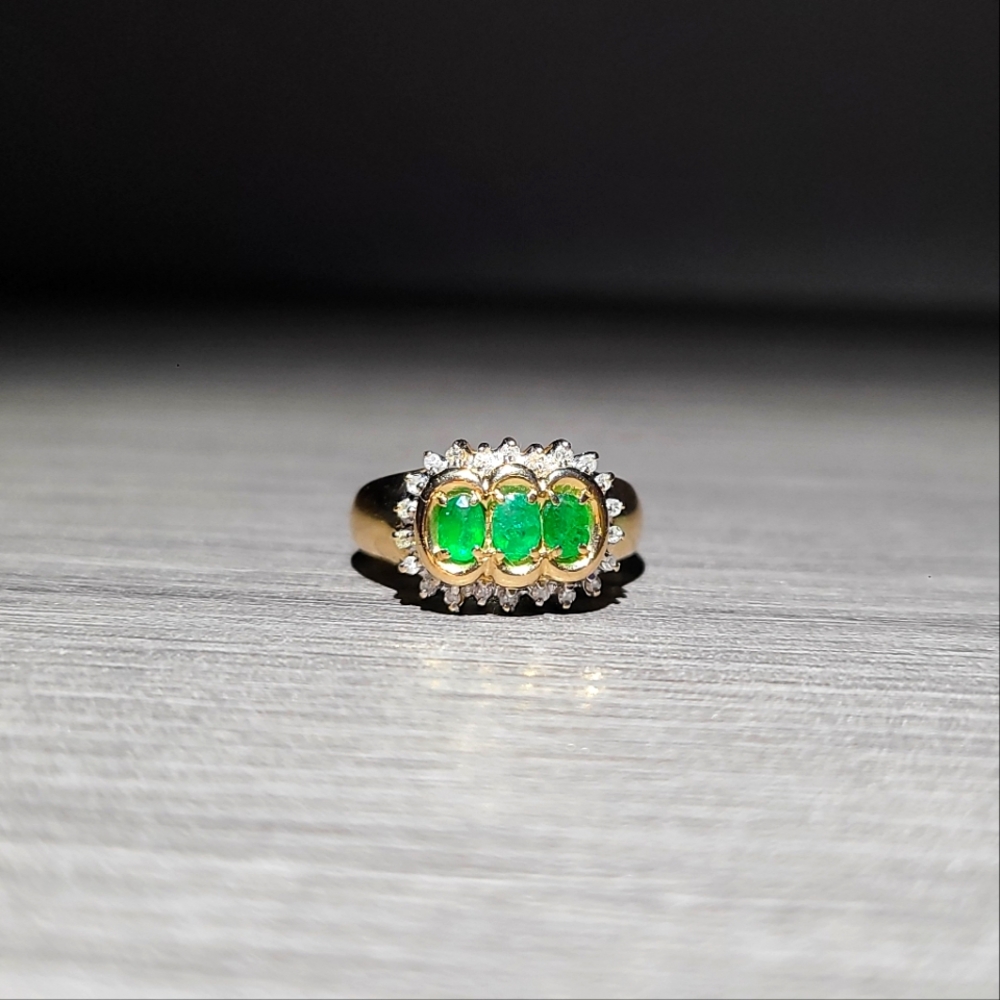 Vintage 14K Gold Green Emerald Diamond Womens Ring